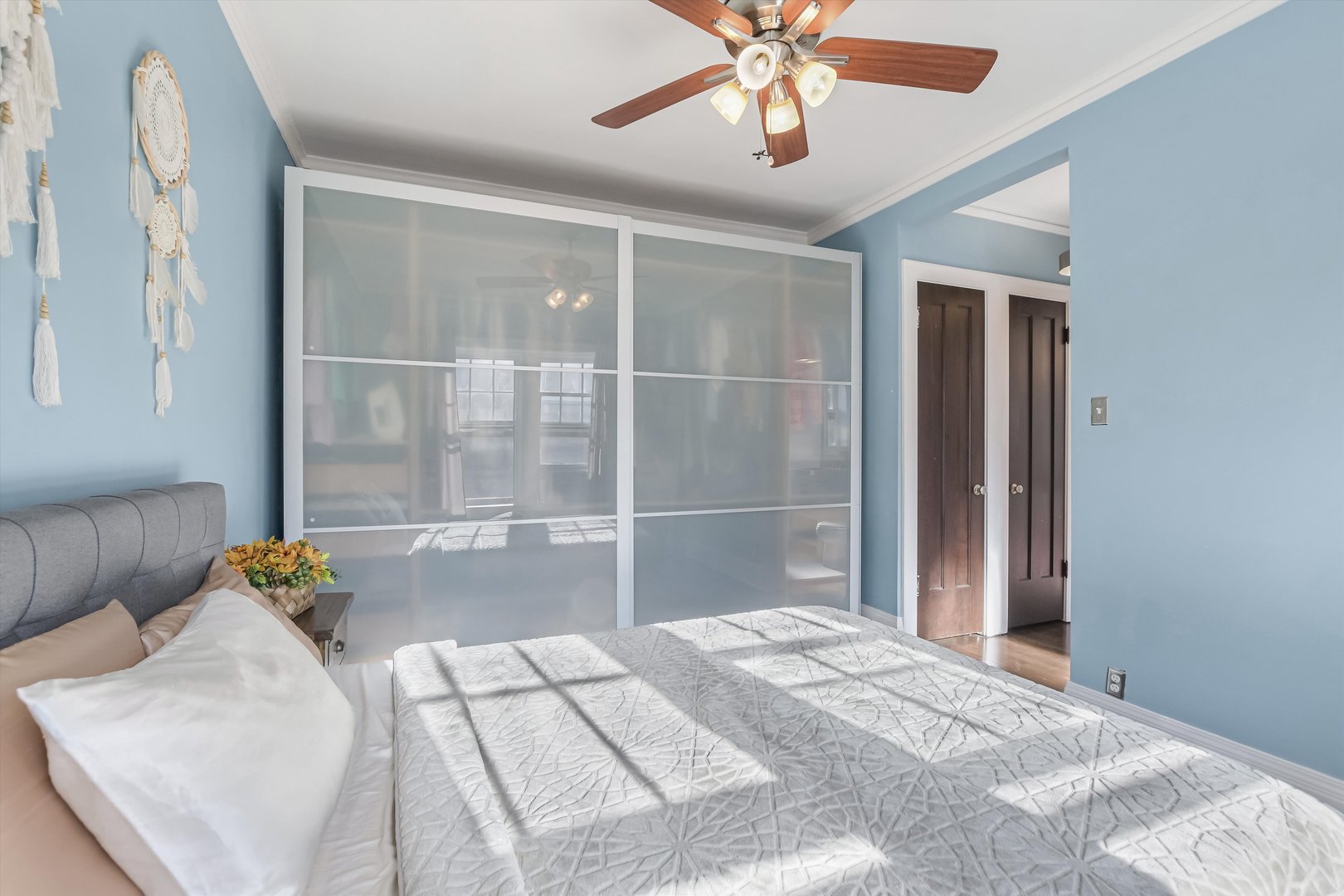 832 Michigan Avenue, Unit 3G Evanston, IL 60202 - Photo 10 of 24 a bedroom with a large bed and a window