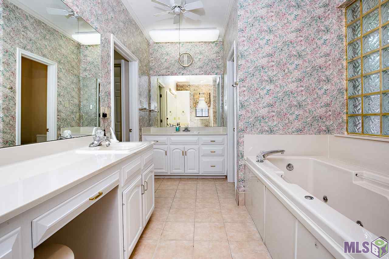 3446 Harris Drive Baton Rouge, LA 70816 - Photo 18 of 31 Huge Master Bath