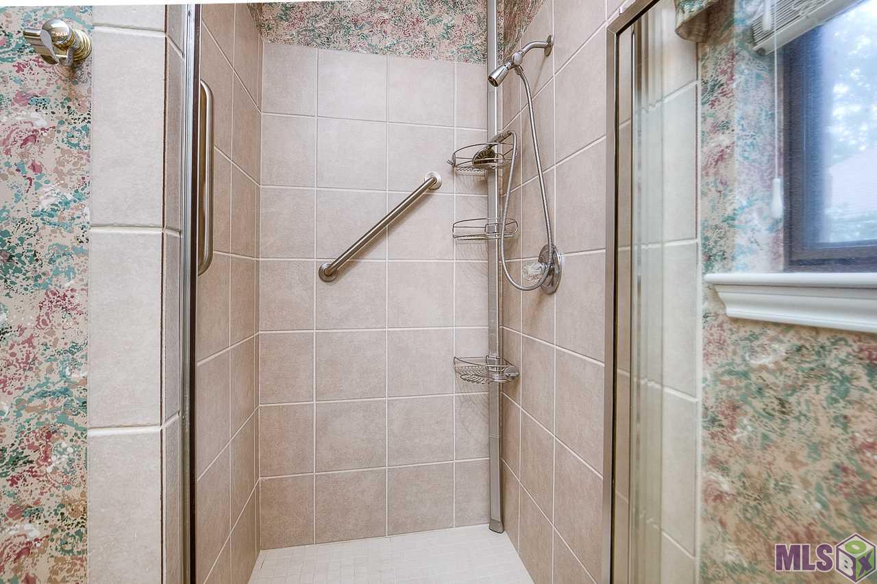 3446 Harris Drive Baton Rouge, LA 70816 - Photo 20 of 31 Master Bath with Tub and Shower