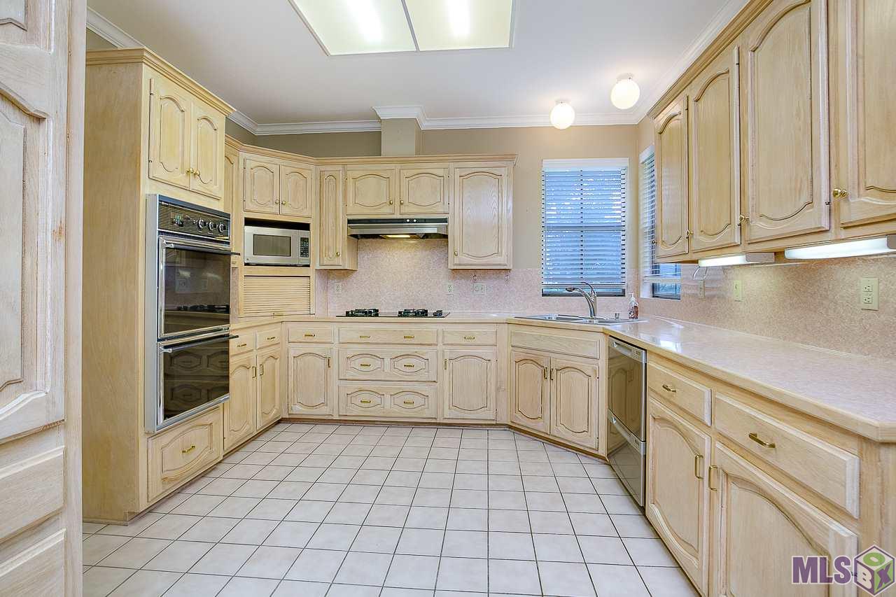 3446 Harris Drive Baton Rouge, LA 70816 - Photo 8 of 31 Bright Large Kitchen
