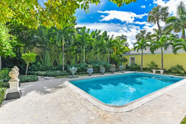 a view of a house with backyard and porch