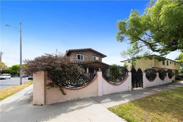 a view of a house with entertaining space