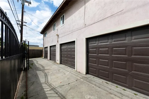 a view of a house with backyard