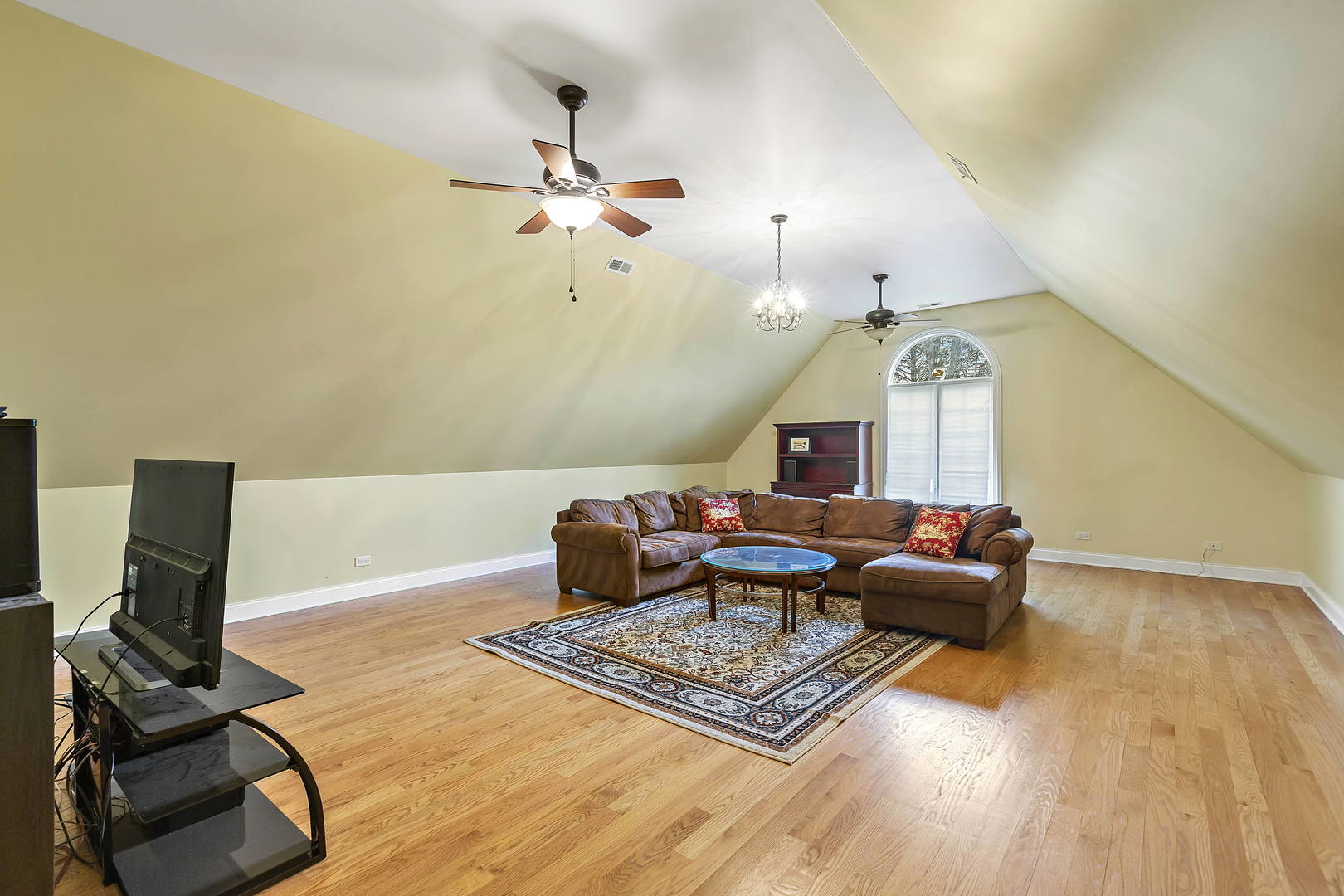 3206 Springdale Avenue Glenview, IL 60025 - Photo 13 of 20 a living room with furniture