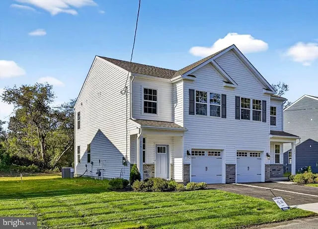 a view of a yard in front of house