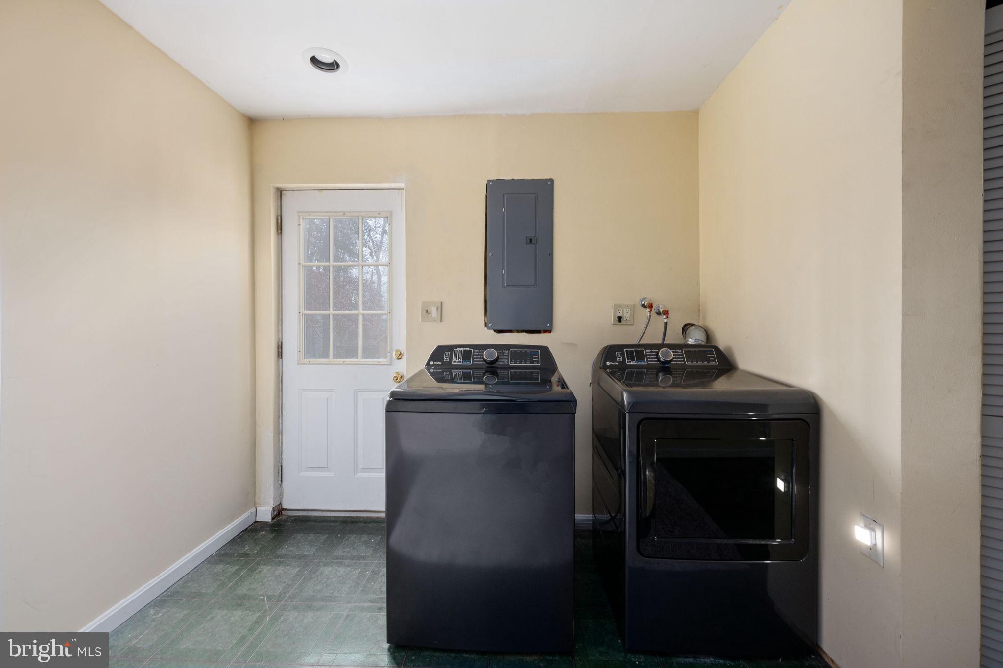 6765 Settlers Ridge Road Warrenton, VA 20187 - Photo 39 of 66 a kitchen with a stove and a refrigerator