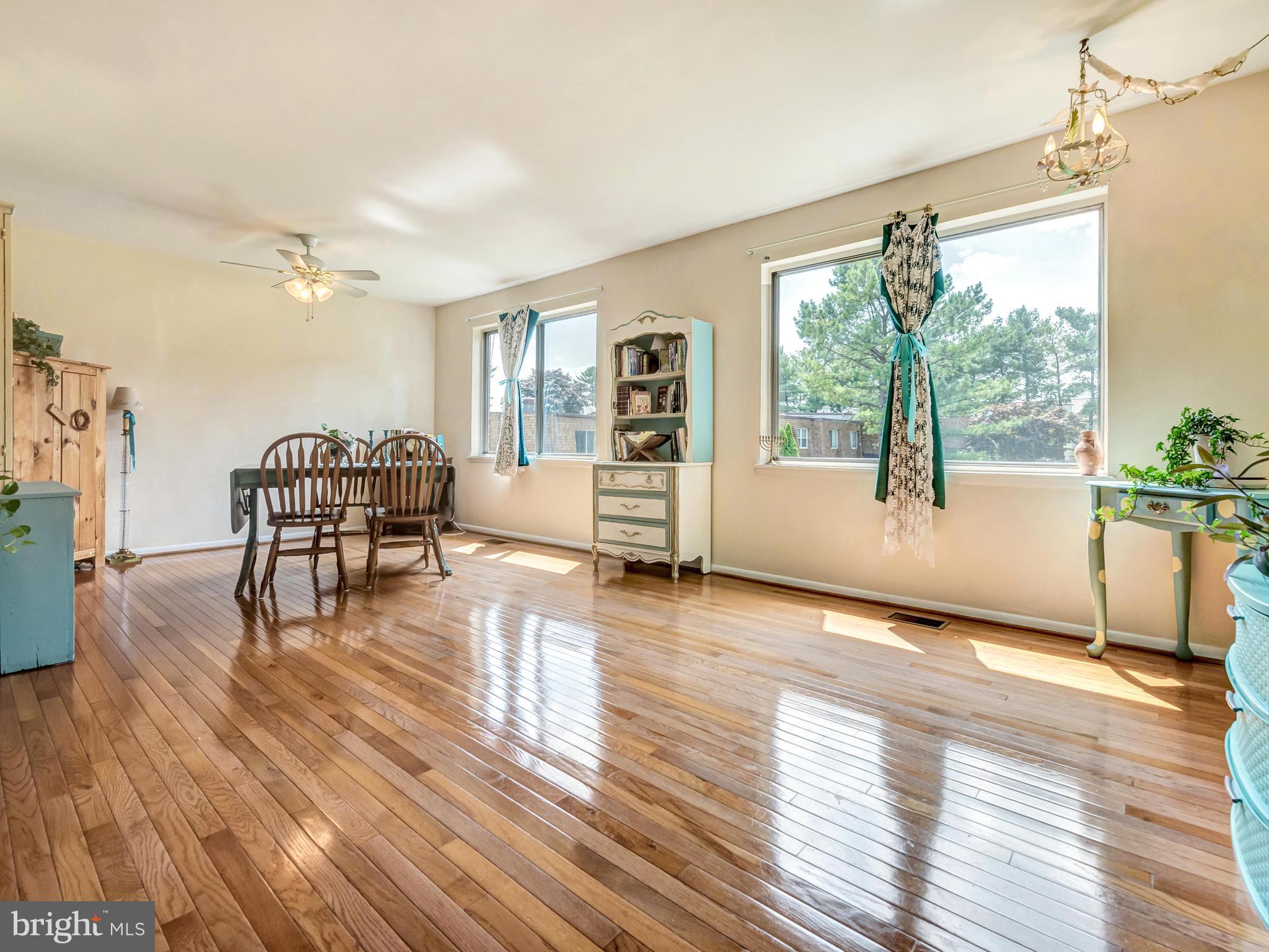 505 Summit Hall Road Gaithersburg, MD 20877 - Photo 7 of 30 Living Room