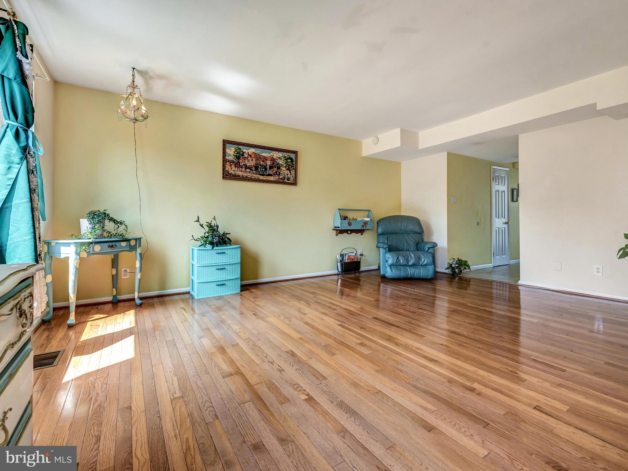 505 Summit Hall Road Gaithersburg, MD 20877 - Photo 9 of 30 Living Room
