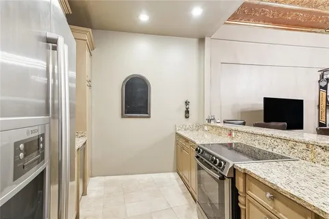 $329,000 | 330 Julia Street, Unit 208, New Orleans, LA 70130
