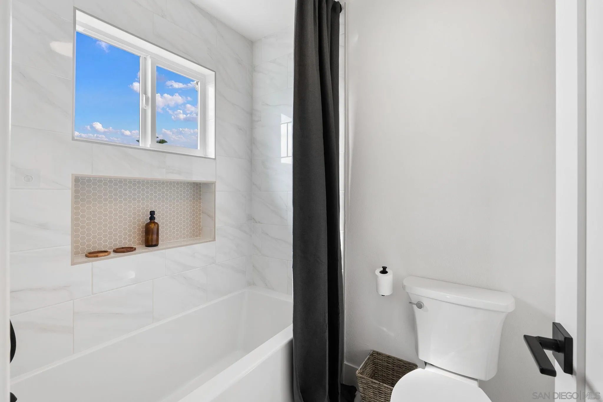 3168 Alta Verde Drive Fallbrook, CA 92028 - Photo 55 of 67 a bathroom with a bathtub and a toilet