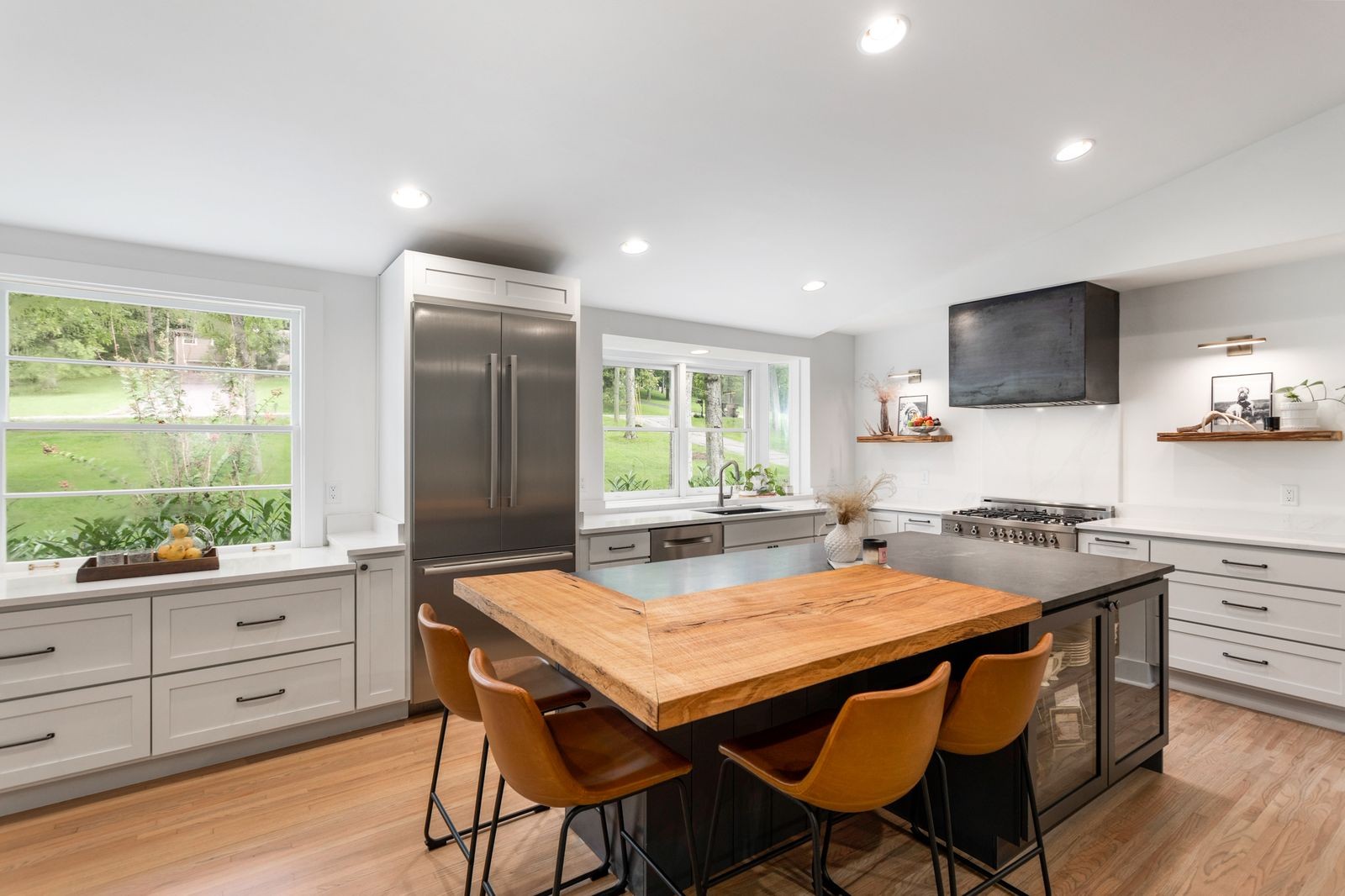 6437 Bresslyn Road Nashville, TN 37205 - Photo 10 of 47 a kitchen with a table and chairs in it
