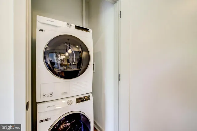 a close up view of a washer and dryer