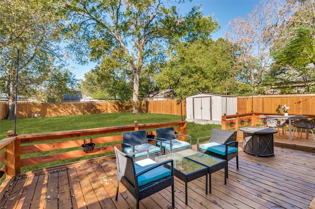 927 South Franklin Street Dallas, TX 75211 - Photo 11 of 22 an outdoor sitting area with furniture and garden view
