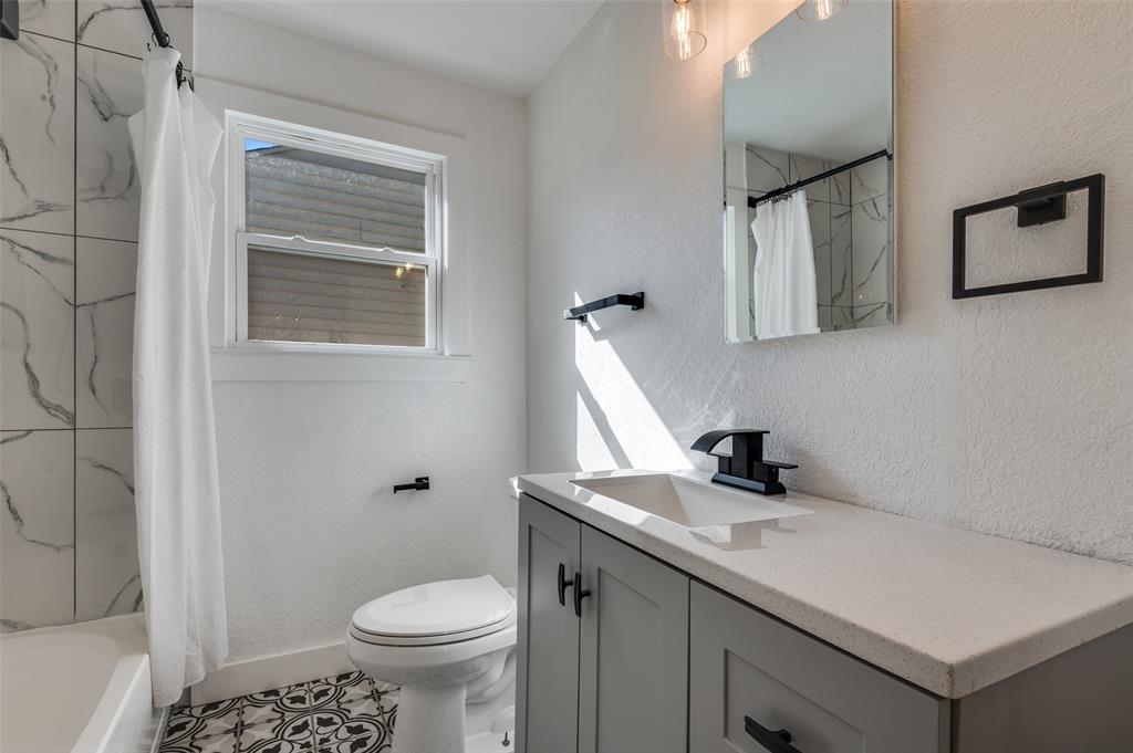 927 South Franklin Street Dallas, TX 75211 - Photo 8 of 22 a bathroom with a sink toilet and a mirror