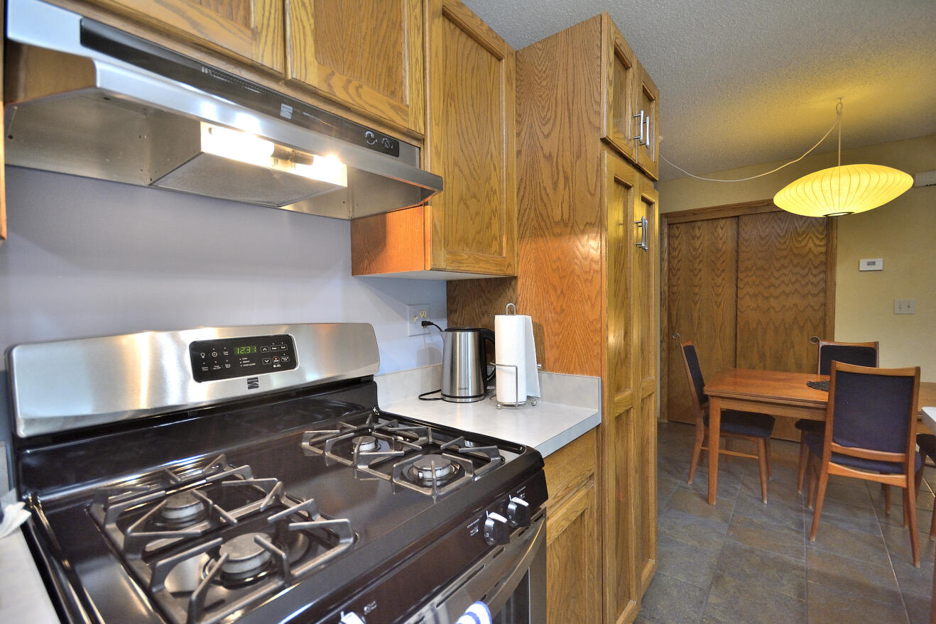 15651 West Ridge Road New Berlin, WI 53151 - Photo 9 of 27 KITCHEN