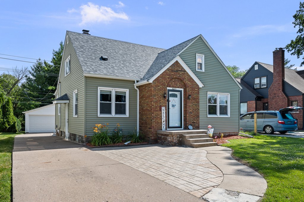 802 27th Avenue Moline, IL 61265 - Photo 1 of 33