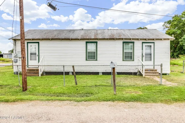 $279,900 | 902 Domingue Street, Scott, LA 70583