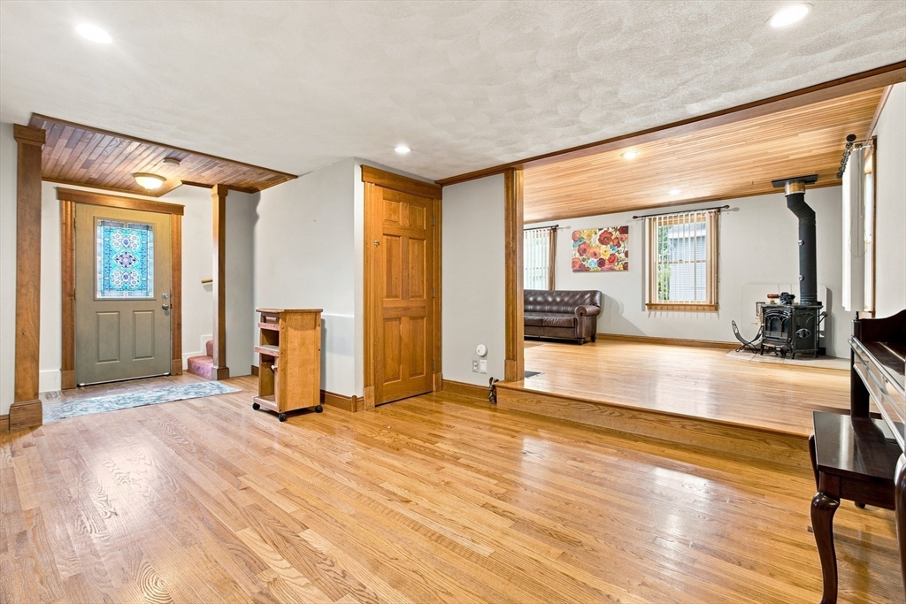 18 Gordon Road North Reading, MA 01864 - Photo 4 of 37 Gallery Image 4