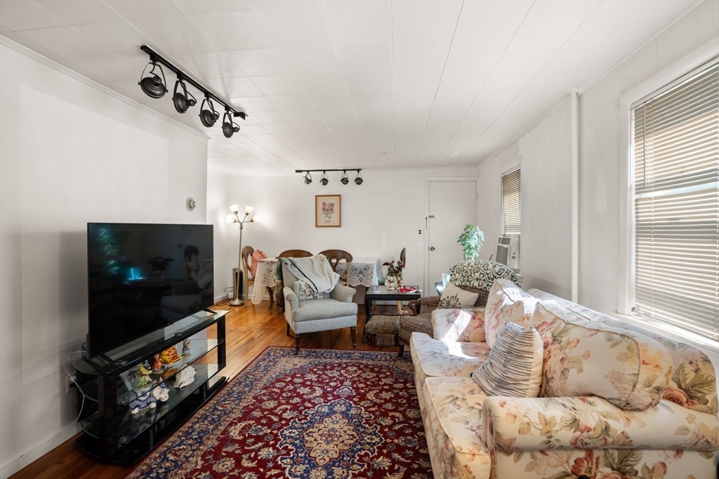 35 Middle Street Newton, MA 02458 - Photo 5 of 27