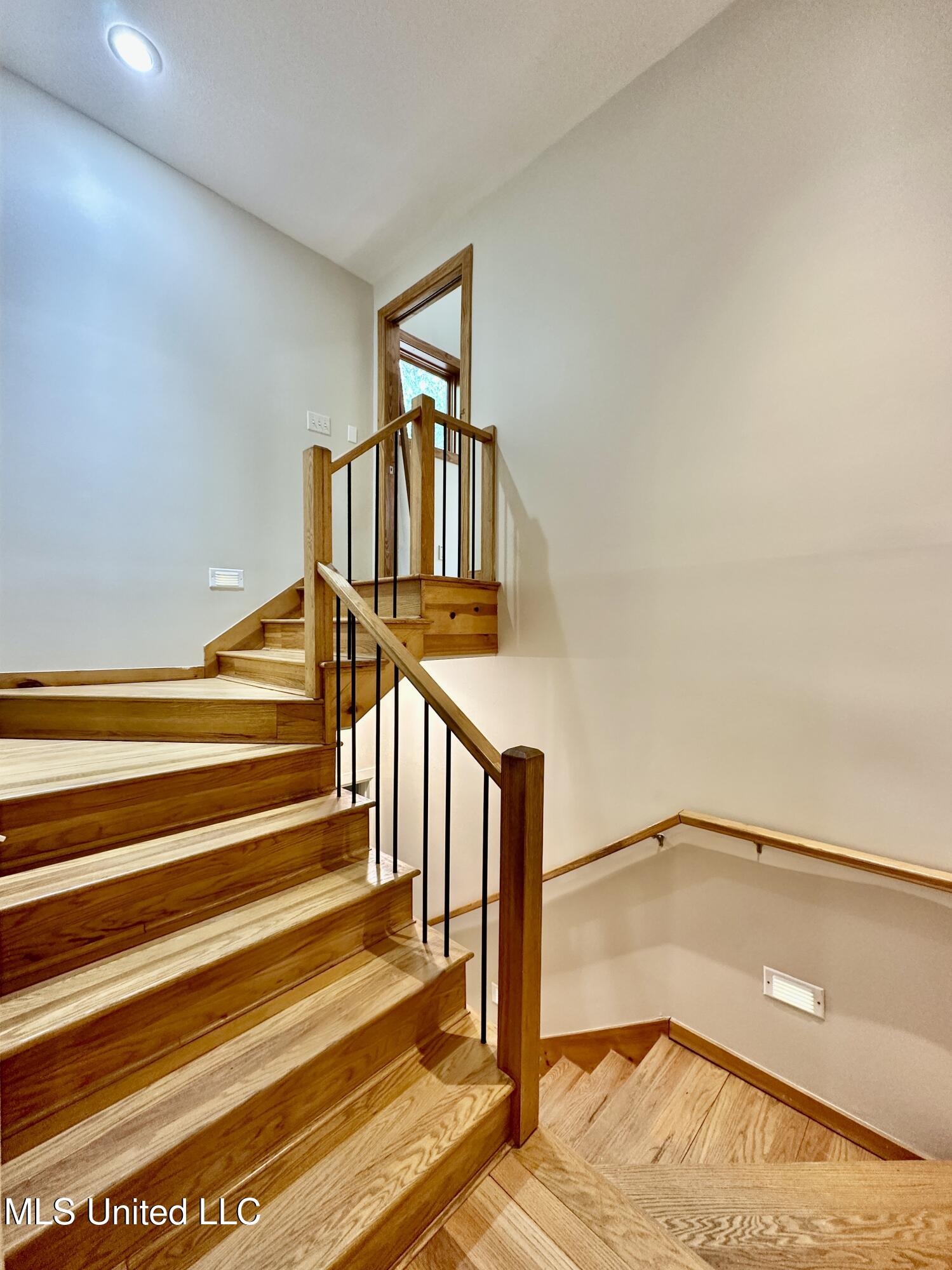 211 Monterey Drive Clinton, MS 39056 - Photo 39 of 62 stairs