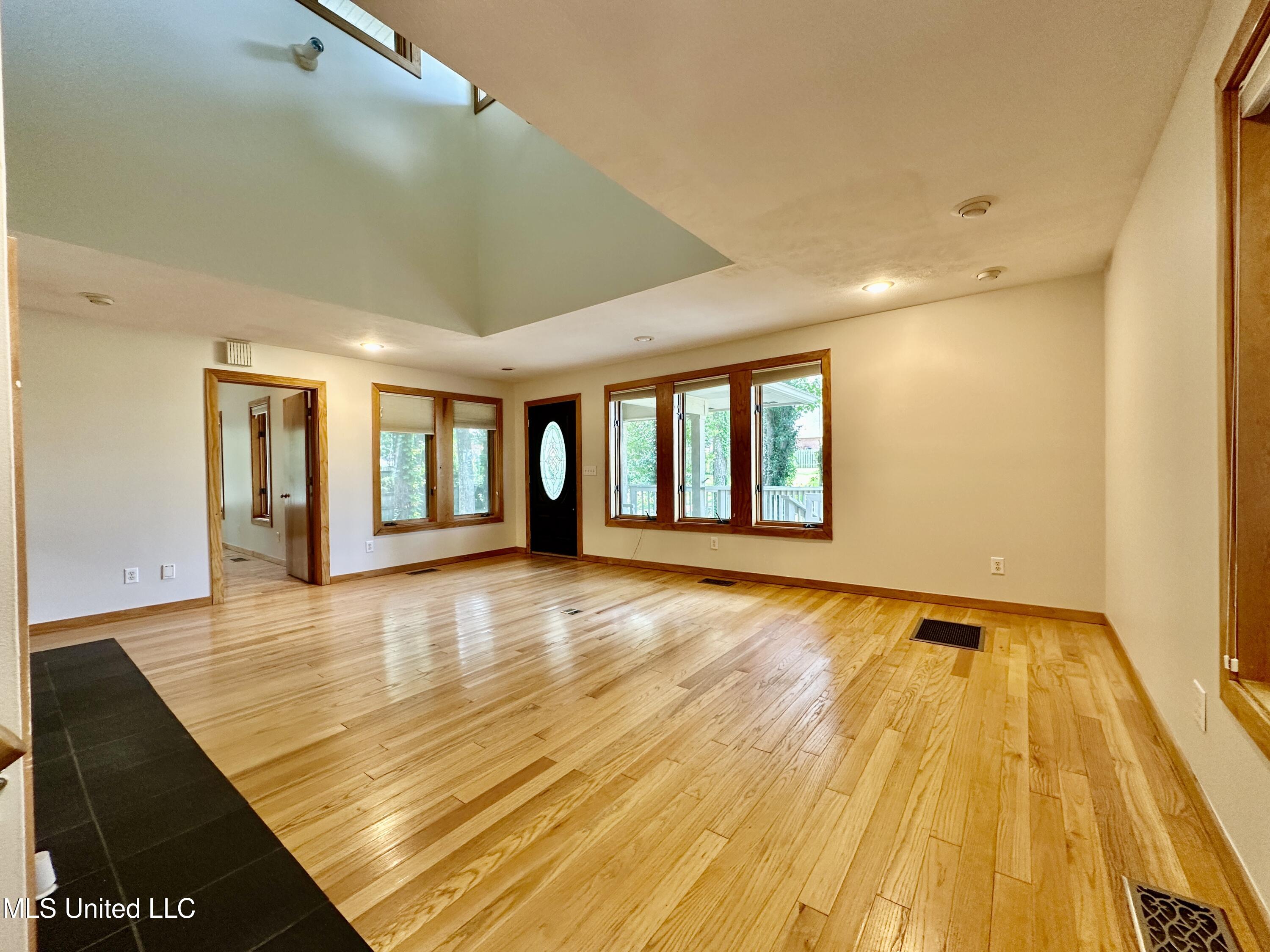 211 Monterey Drive Clinton, MS 39056 - Photo 5 of 62 family room 3