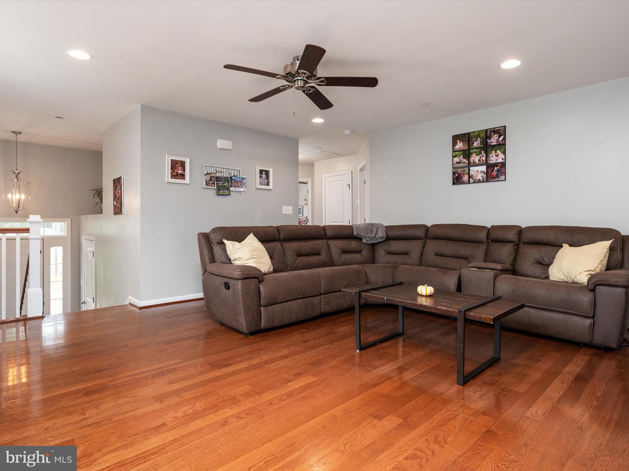606 Powhatan Beach Road Pasadena, MD 21122 - Photo 5 of 37 Living Room