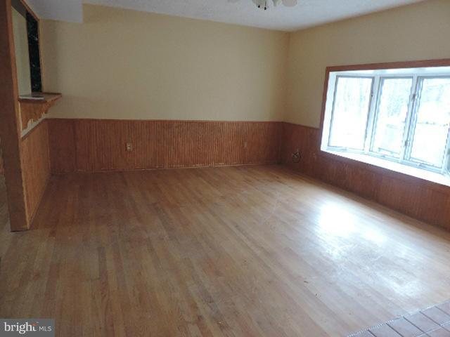 601 Roe Ingleside Road Centreville, MD 21617 - Photo 5 of 10 Living Room