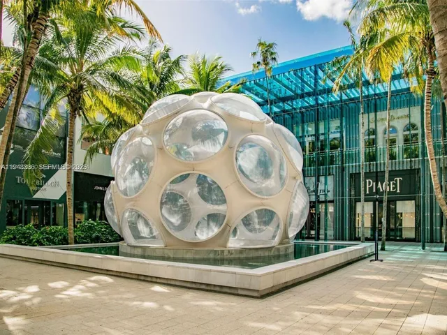 a view of entryway with outdoor area
