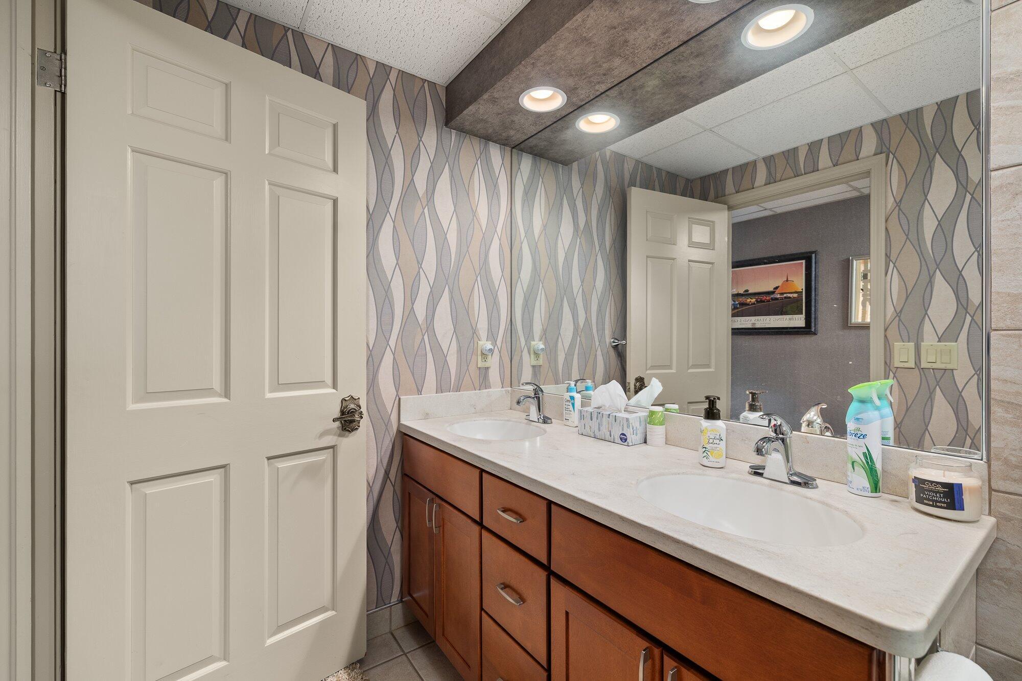 1833 East Hanley Road Mansfield, OH 44903 - Photo 56 of 94 45-int-basement-bath-1