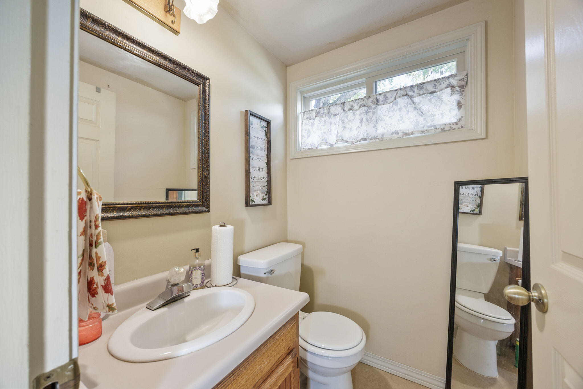 75 Wimer Street Ashland, OR 97520 - Photo 13 of 44 a bathroom with a toilet a sink and mirror