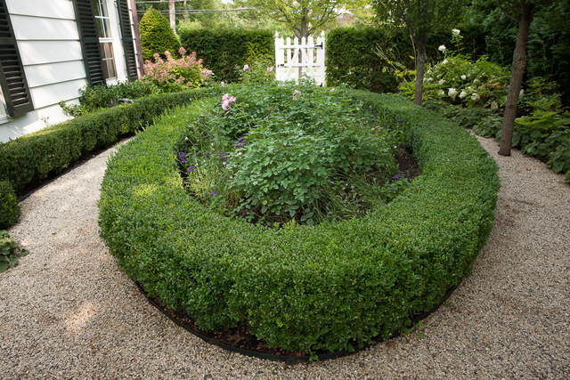 1320 Elm Tree Road Lake Forest, IL 60045 - Photo 3 of 52 a view of a garden with plants