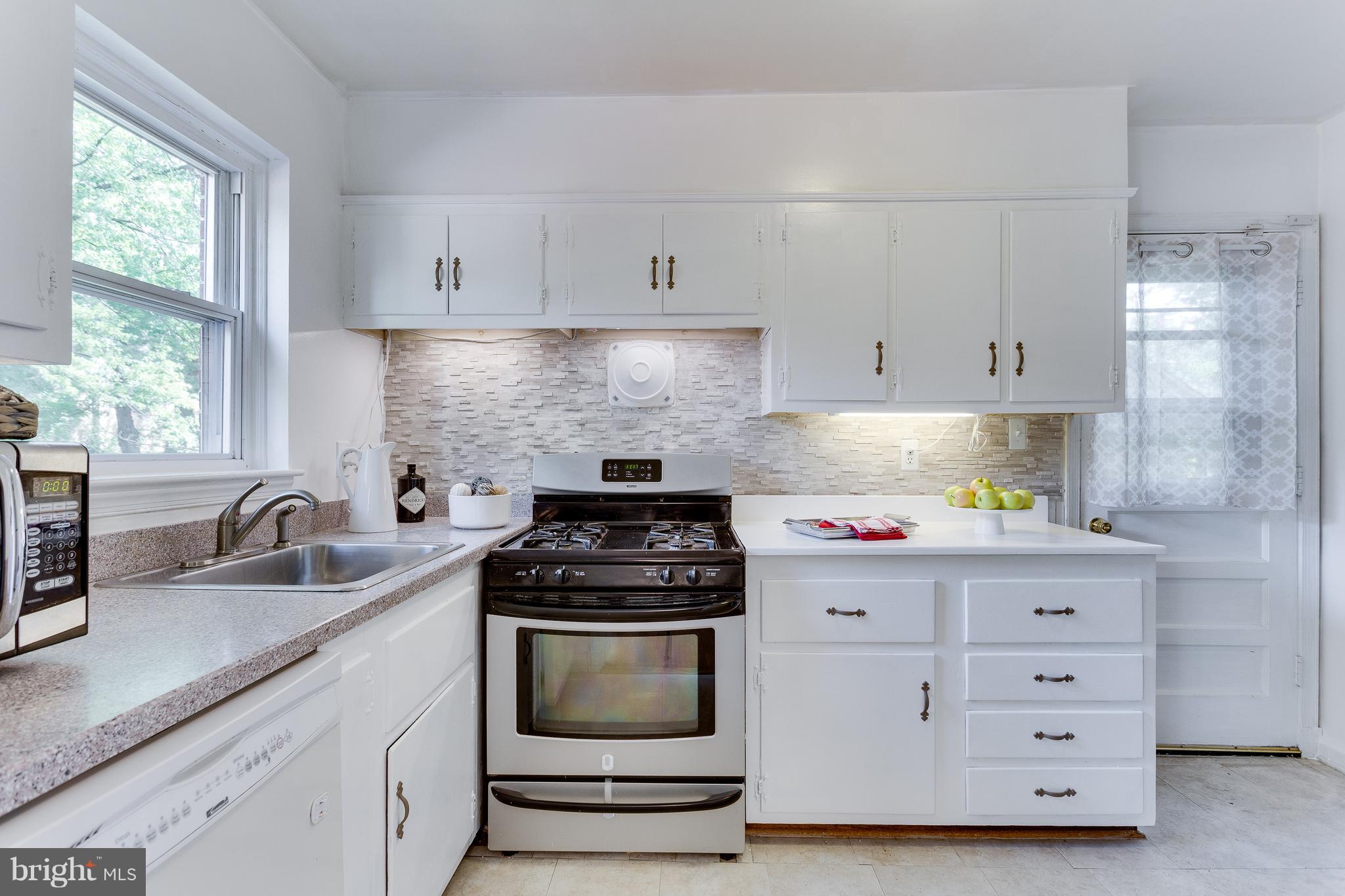 1705 Lansdowne Way Silver Spring, MD 20910 - Photo 3 of 28 Kitchen