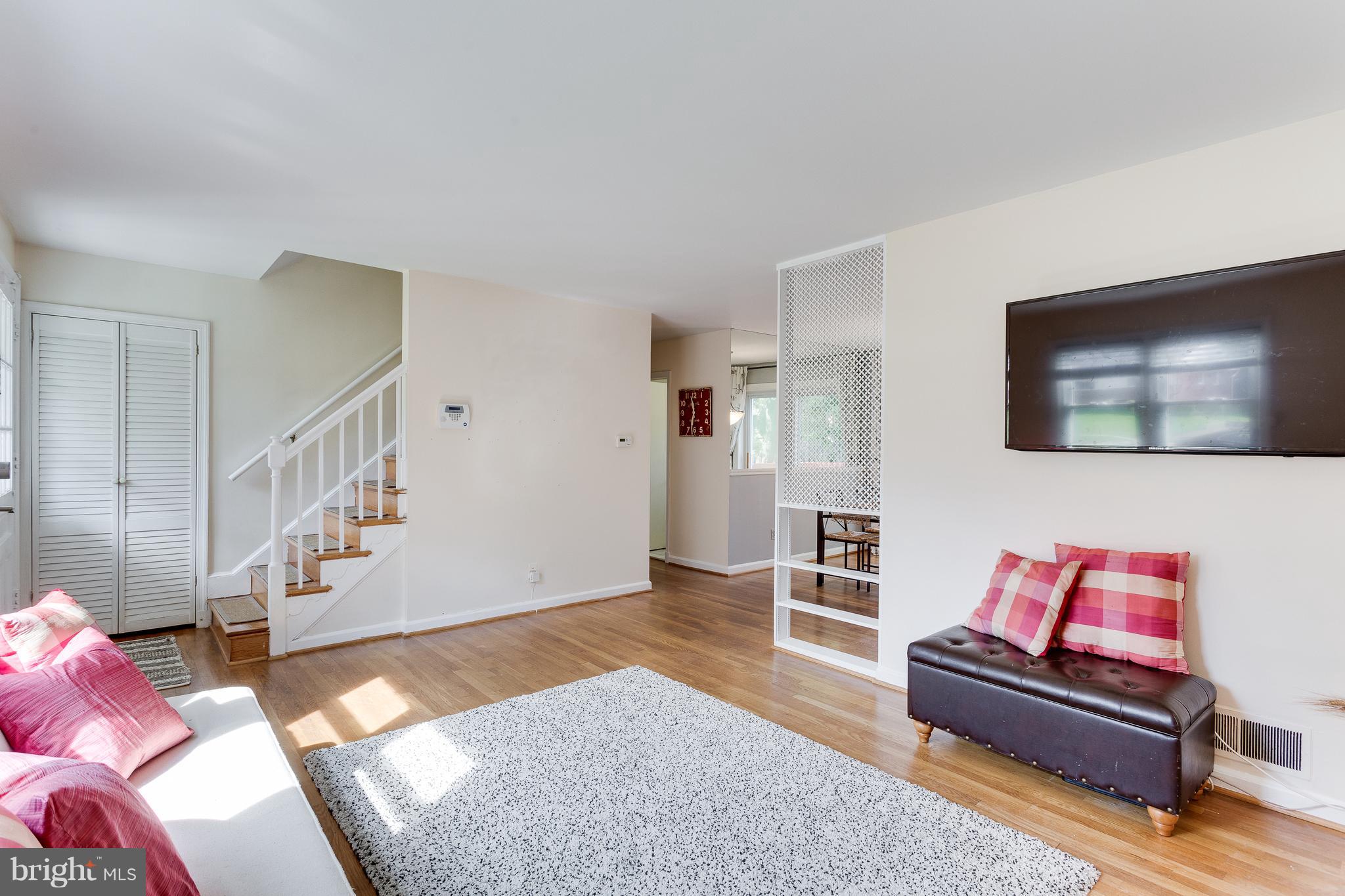 1705 Lansdowne Way Silver Spring, MD 20910 - Photo 8 of 28 Living Room