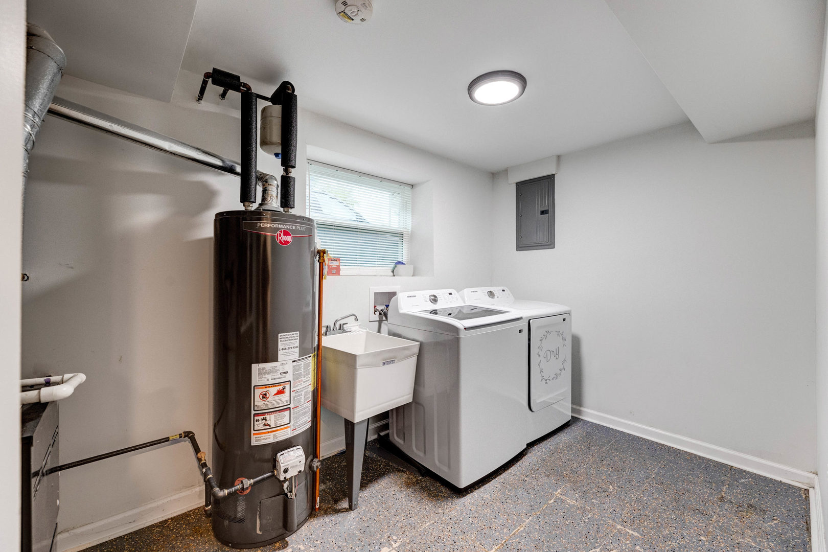 15331 Cherry Lane Markham, IL 60428 - Photo 20 of 23 a utility room with dryer and washer