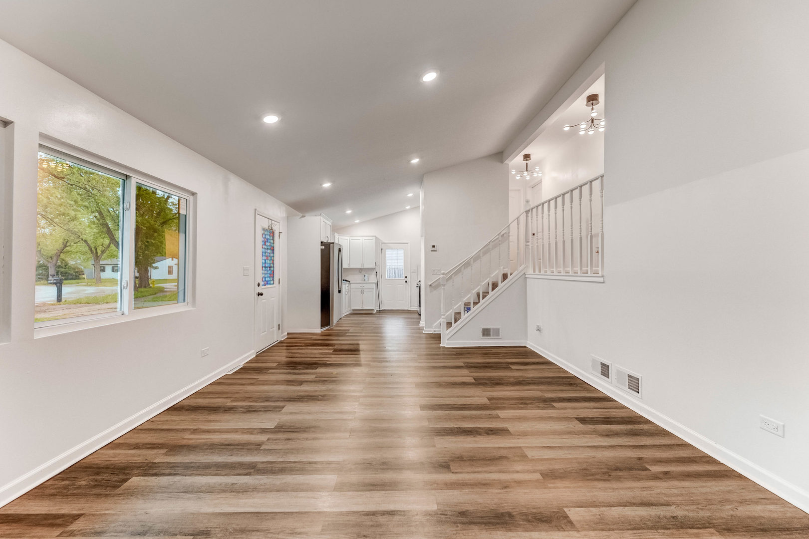 15331 Cherry Lane Markham, IL 60428 - Photo 4 of 23 a view of an entryway