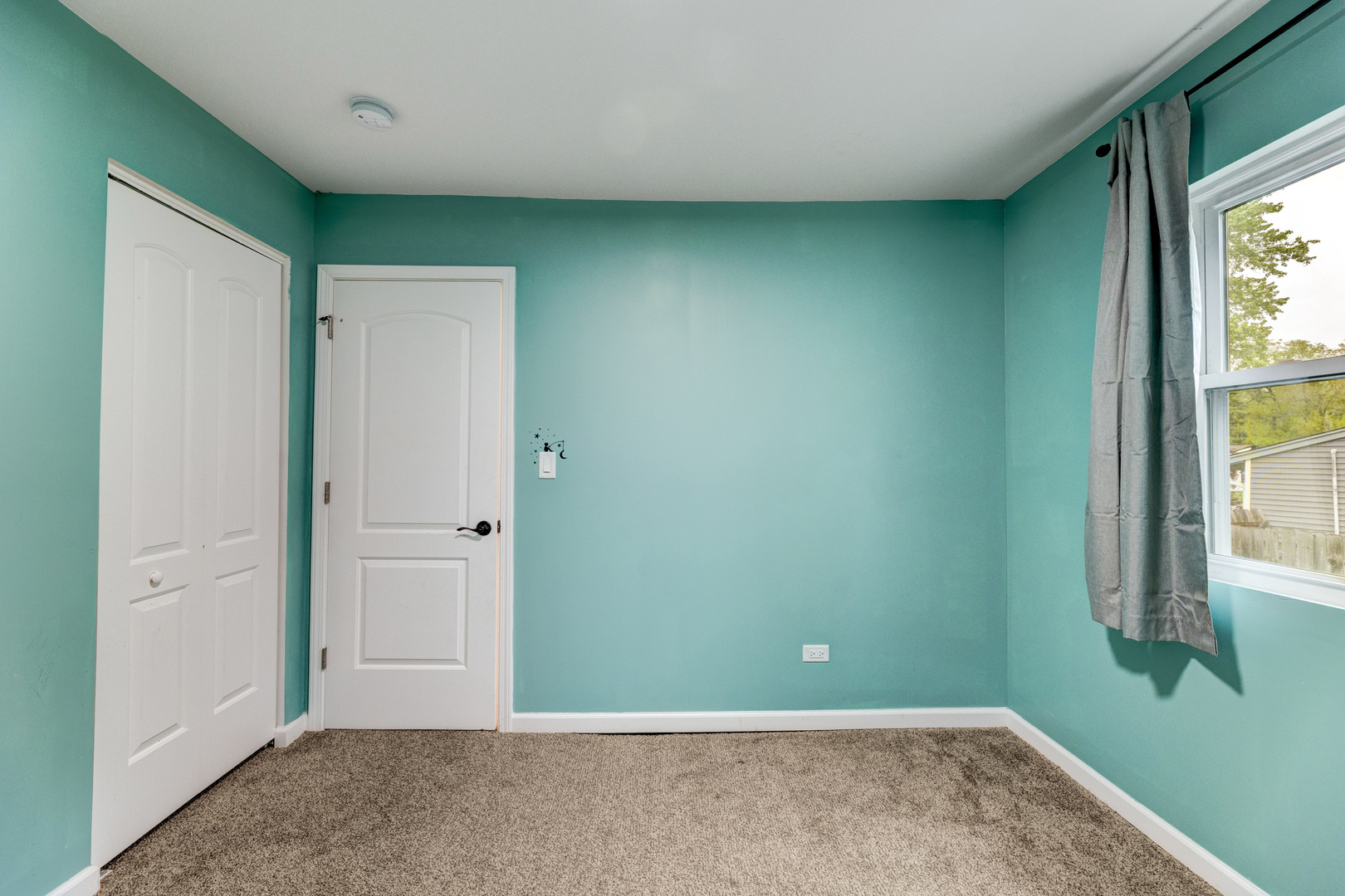 15331 Cherry Lane Markham, IL 60428 - Photo 10 of 23 an empty room with windows