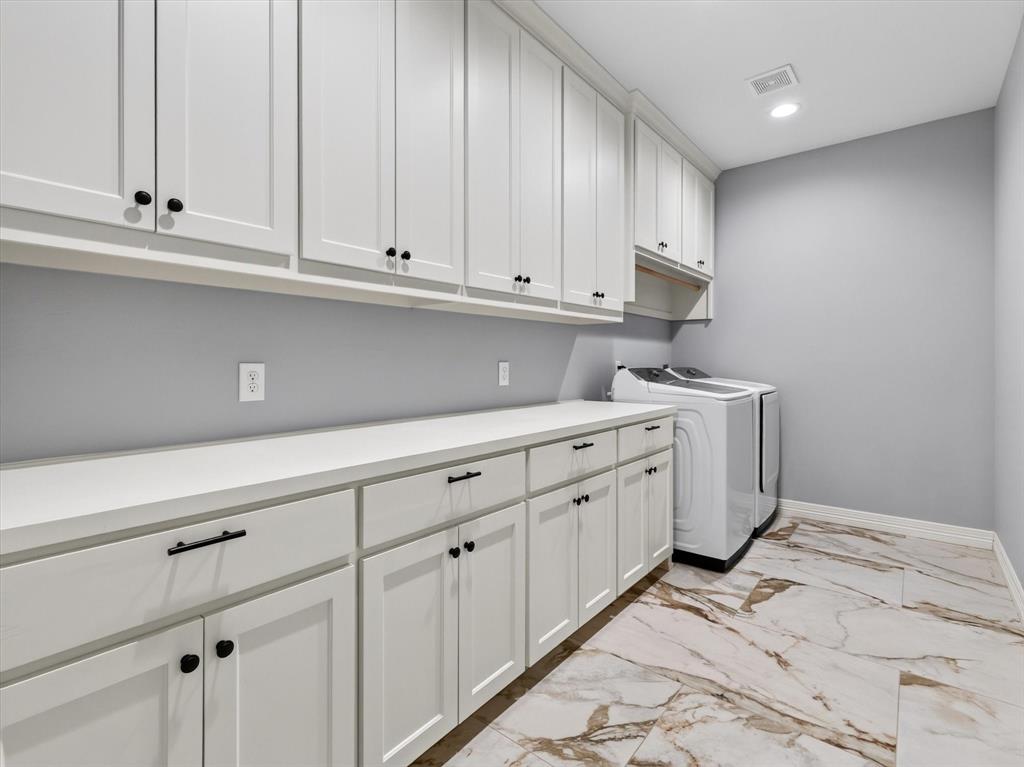 902 North Main Street Tioga, TX 76271 - Photo 15 of 31 Custom cabinets