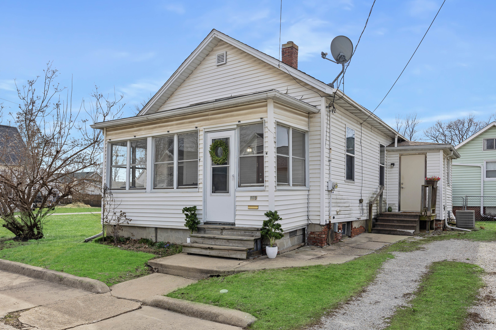 910 North Mason Street Bloomington, IL 61701 - Photo 1 of 29 a front view of house with yard and green space