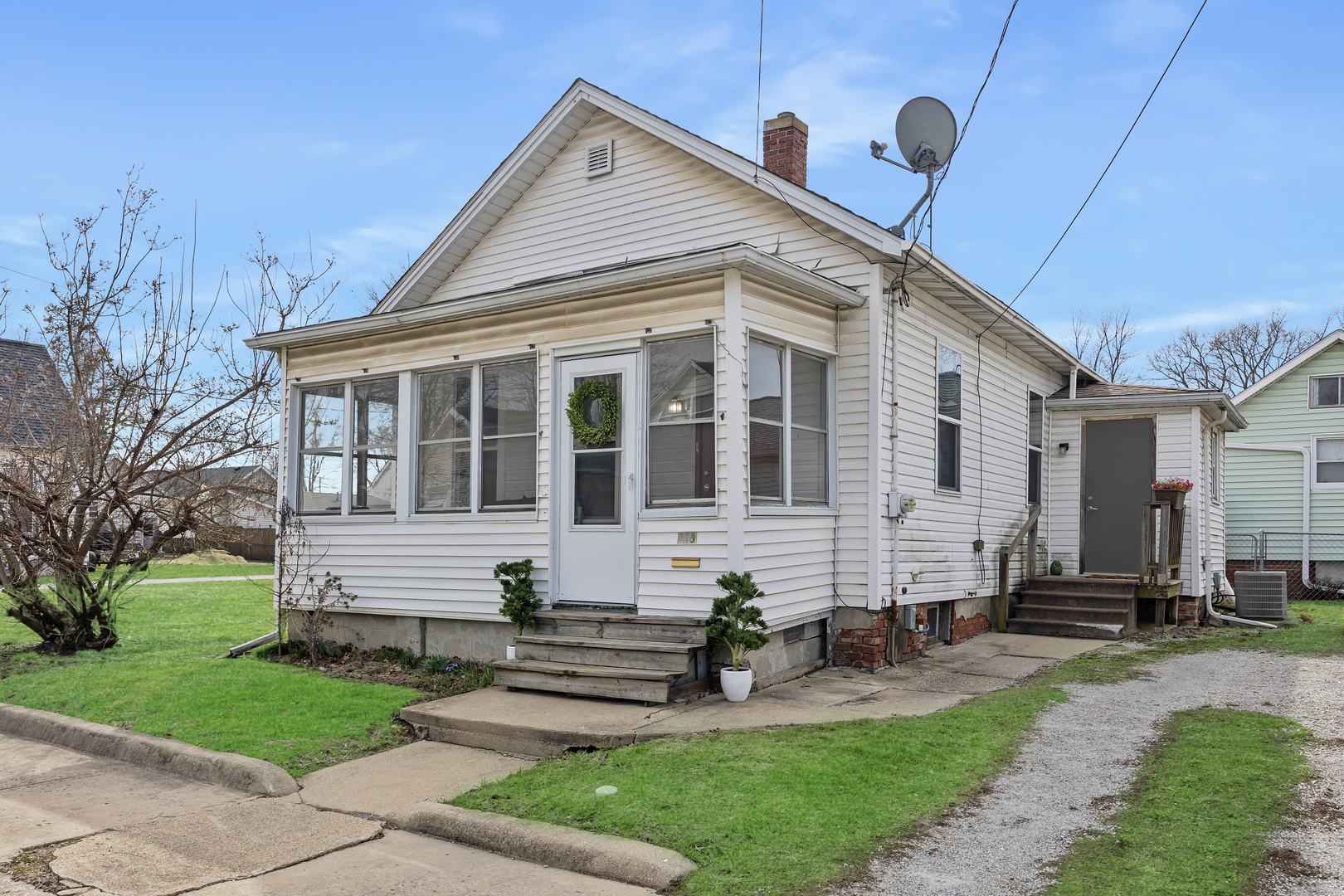 910 North Mason Street Bloomington, IL 61701 - Photo 25 of 29 a front view of a house with a yard