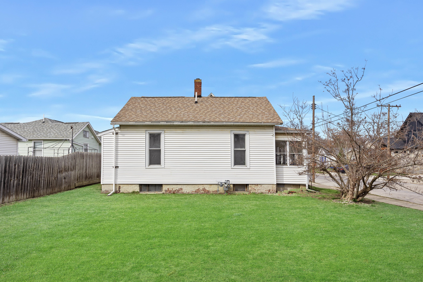 910 North Mason Street Bloomington, IL 61701 - Photo 28 of 29 a front view of a house with a garden