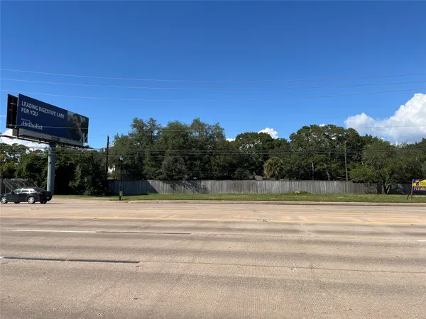 a view of a back yard