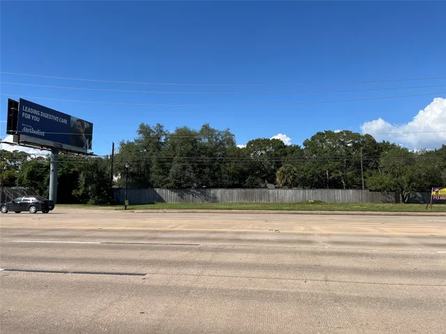 a view of a back yard