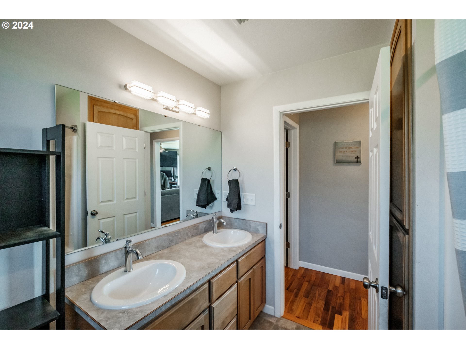 4715 Knox Butte Road East Albany, OR 97322 - Photo 14 of 30 a bathroom with a sink and a mirror