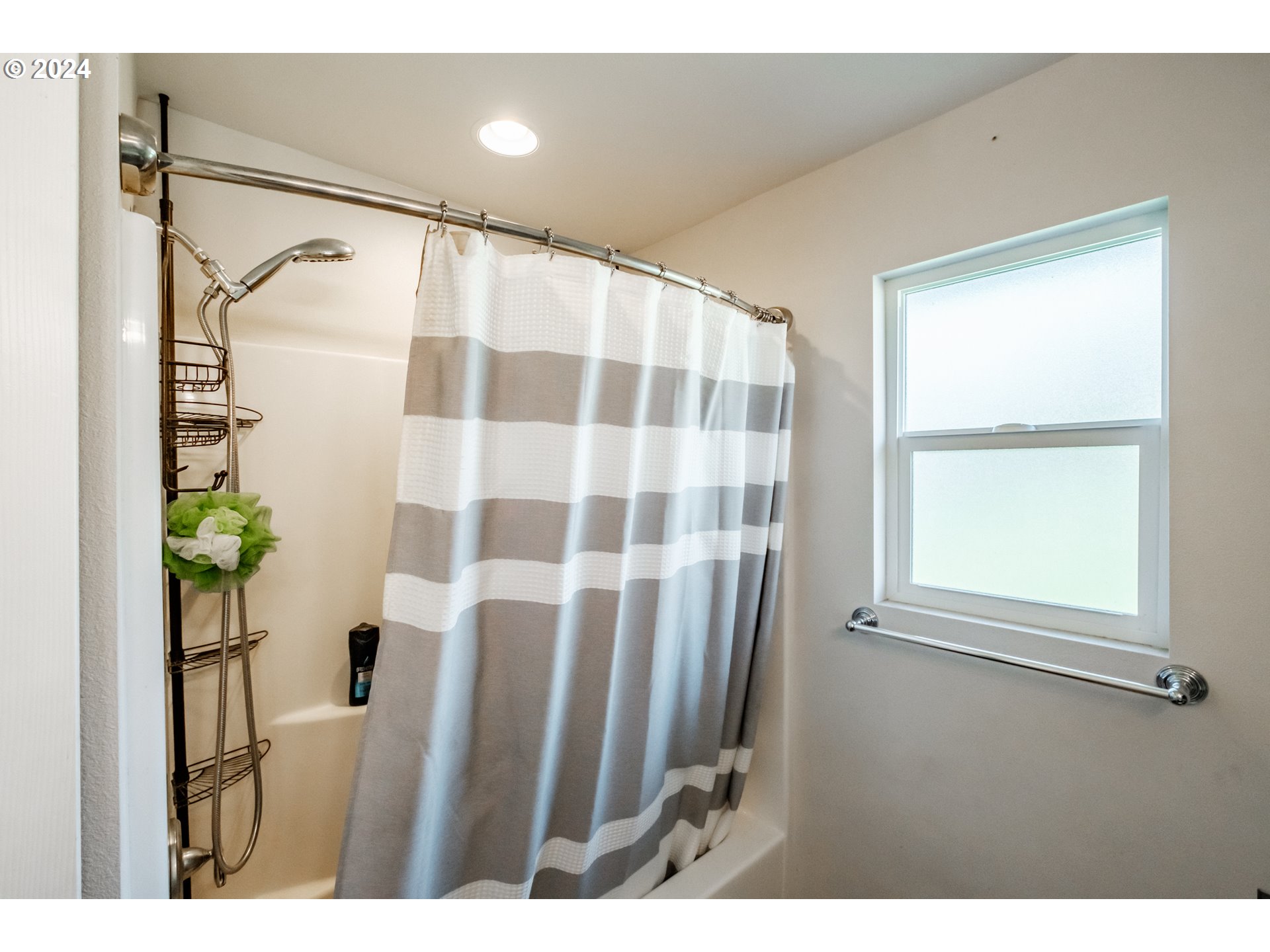 4715 Knox Butte Road East Albany, OR 97322 - Photo 16 of 30 a bathroom with a shower and a shower curtain