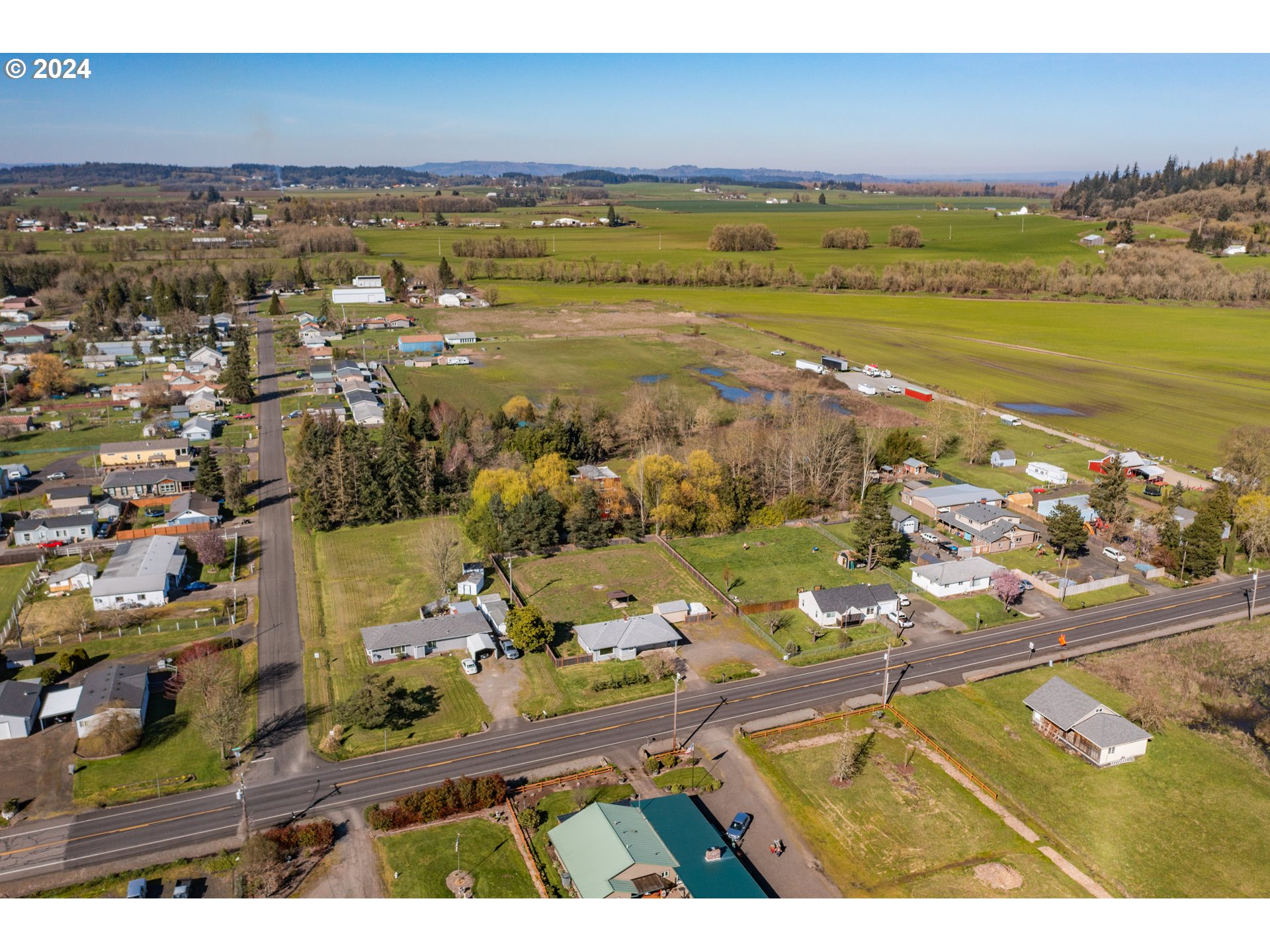 4715 Knox Butte Road East Albany, OR 97322 - Photo 25 of 30 a view of a city with an ocean