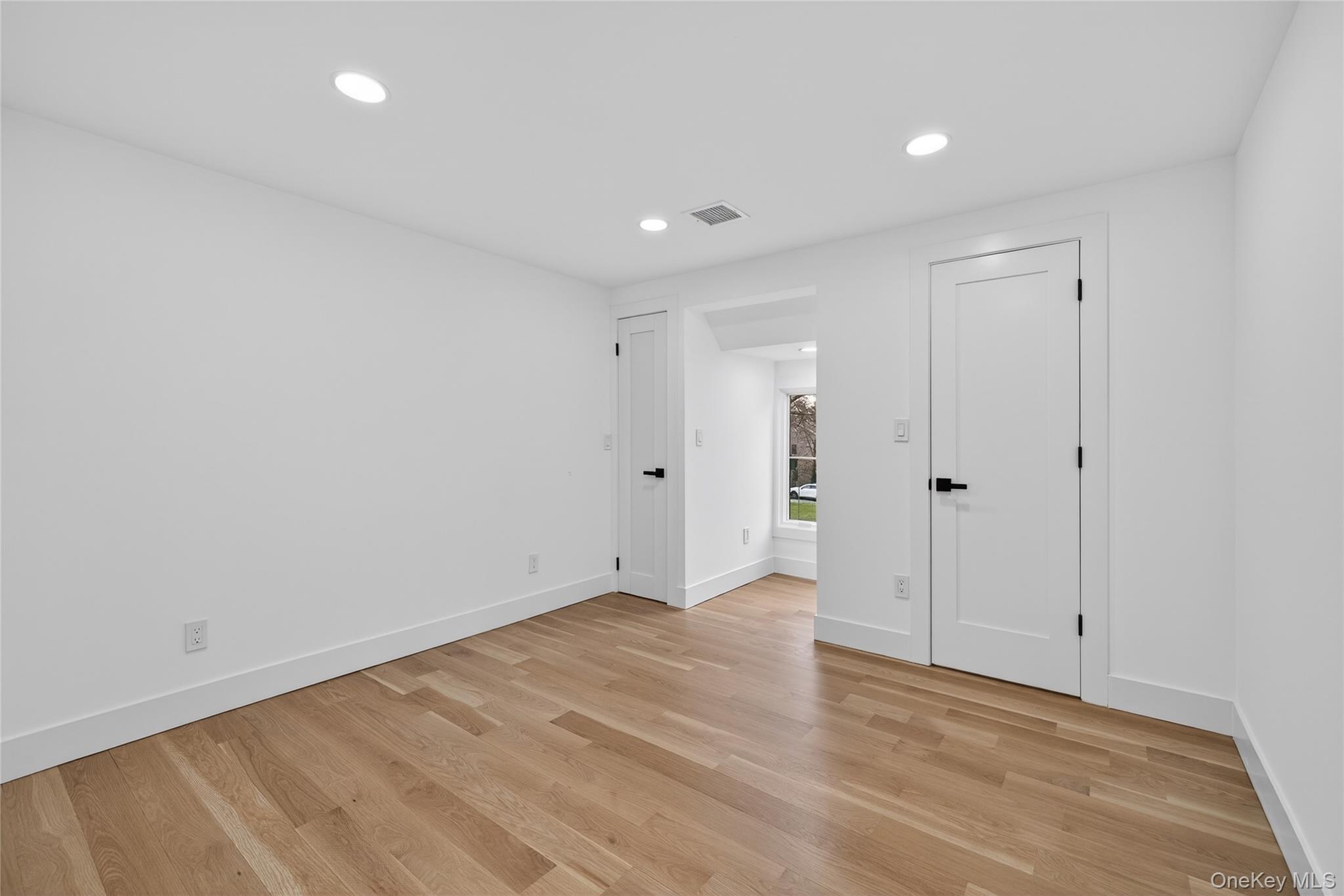 199 Salem Road East Hills, NY 11577 - Photo 25 of 38