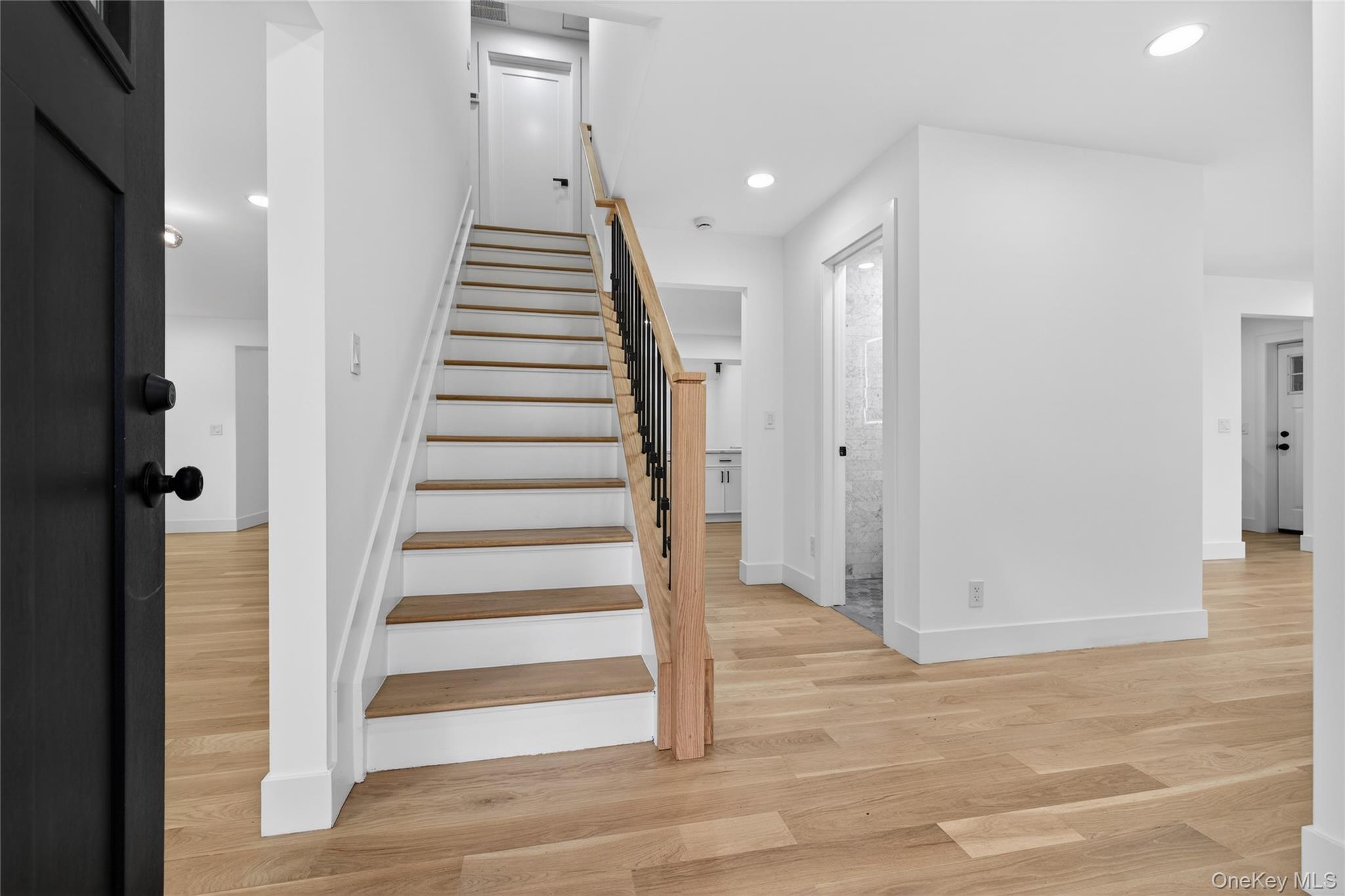 199 Salem Road East Hills, NY 11577 - Photo 4 of 38