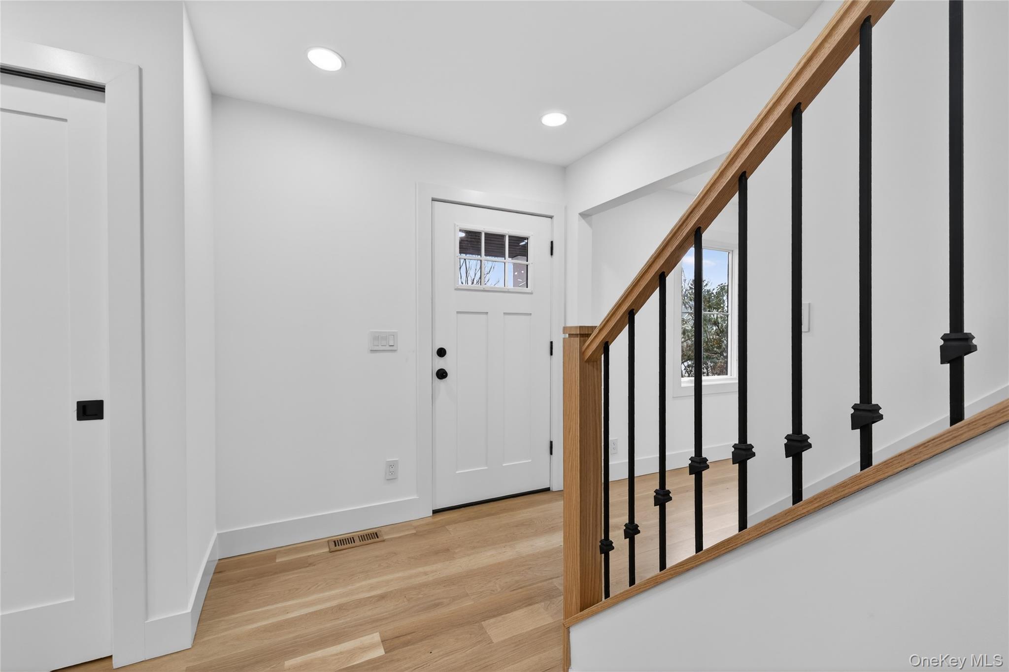 199 Salem Road East Hills, NY 11577 - Photo 5 of 38