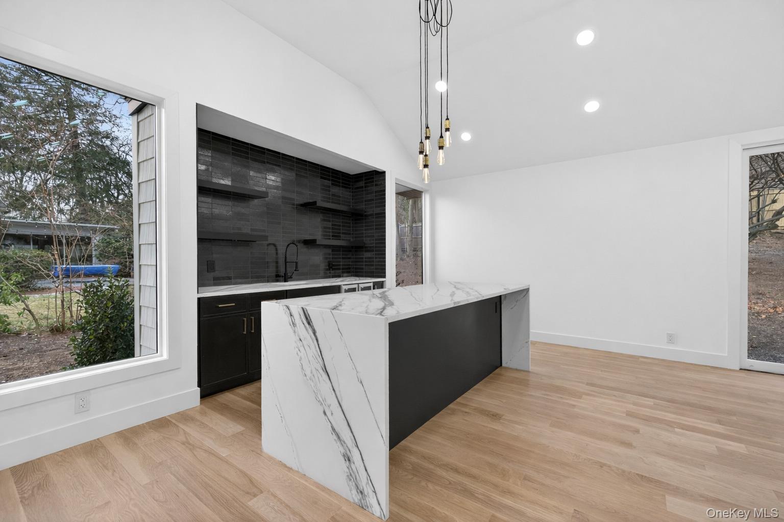 199 Salem Road East Hills, NY 11577 - Photo 8 of 38 Wet Bar