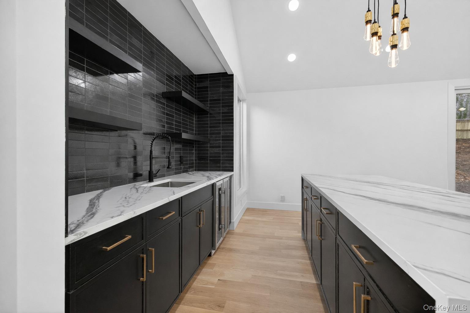 199 Salem Road East Hills, NY 11577 - Photo 9 of 38 Wet Bar